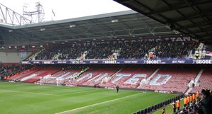 밀월 지지자들이 격리된 트레버 브루킹 스탠드 위층