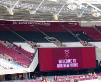 런던 경기장의 트레버 브루킹 경 스탠드