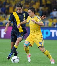 루스티그(왼쪽)가 우크라이나의 예브헨 코노플얀카와 UEFA 유로 2012 경기 중 경합하는 모습.