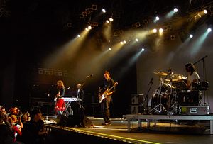 2005년 독일 본(Bonn)의 Museumsplatz에서 공연하는 위어 즌트 헬덴(Wir sind Helden)