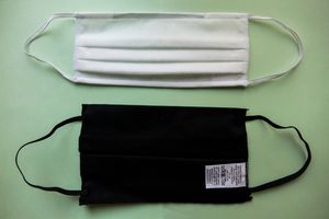 의료용 마스크(Cloth face mask) AFNOR 인증. 흰색 마스크는 폴리프로필렌으로, 검은색 마스크는 면으로 만들어졌다.