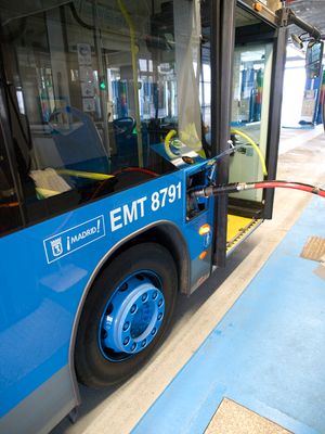 스페인 마드리드에서 CNG를 연료로 사용하는 버스에 연료를 공급하는 모습.