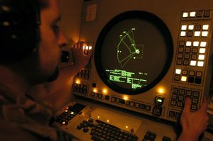 정보조정센터(ICC)의 운용자가 디스플레이를 통해 포대의 작전 상황을 모니터링하는 모습