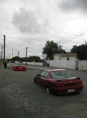 액상화 결과; 물이 빠진 후 미세한 씻겨 나온 모래가 고체화됨