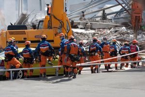 일본 도시 수색 및 구조대가 CTV 건물 잔해에 접근하는 모습