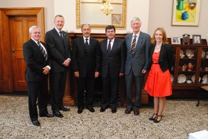 2012년 11월 29일, 웰링턴 총독 관저에서 캔터베리 지진 왕립 위원회 최종 보고서 전달. 왼쪽부터: 론 카터 경(Sir Ron Carter), 콜린 맥도널드(내무부 장관 겸 최고경영자), 제리 마테파레 경(Sir Jerry Mateparae, 총독), 마크 쿠퍼(Mark Cooper), 리처드 펜윅(Richard Fenwick), 저스틴 길릴랜드(왕립 위원회 상임이사).