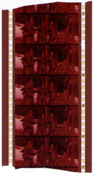 바랜 빈티지 70mm 포지티브 필름과 6채널 입체 음향이 담긴 네 개의 자기 스트립