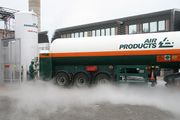병원의 액체 산소 탱크에 탱크로리(tank lorry)에서 액체 산소를 보급하는 모습(스코틀랜드, 2008년)