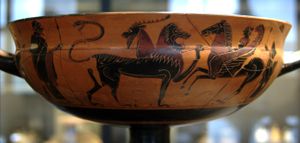 벨레로폰이 키마이라와 싸우는 모습, 아테네에서 제작되어 카미로스(로도스)에서 발견된 시아나산 검은 그림 이중 배럴 컵의 A면