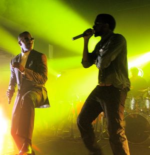 폭스와 카니예 웨스트가 "골드 디거"를 공연하는 모습