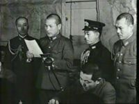 태평양 전쟁 개전을 알리는 대본영 육해군부 발표(12월 8일 오전 6시) 상황을 나중에 "재현"한 대평 히데오 육군 보도부장(「일본 뉴스 제79호」수록)