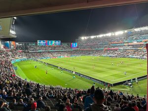 이든 파크 경기장 내부 모습. 관중석과 푸른 잔디 구장이 보인다.