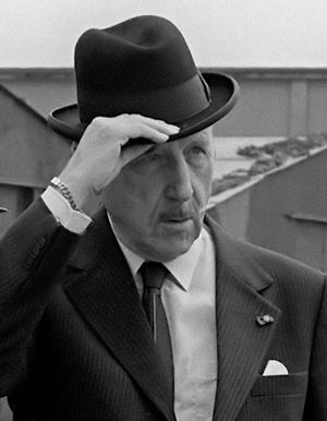 1983년 군사 사열에서 조셉 룬스(Joseph Luns) NATO 사무총장(네덜란드)이 모자를 살짝 들어 올리고 있다.