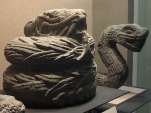 국립인류학박물관(Mexico City)에 전시된 깃털 뱀(Feathered Serpent (deity)) 석상