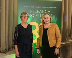 콜린스(오른쪽)와 마스든 기금 위원회 의장 질리언 도비가 마스든 기금 30주년 기념 행사에서