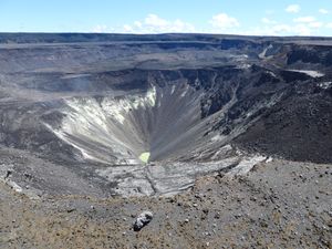 2019년 9월 27일 할레마우마우 분화구 내의 물웅덩이