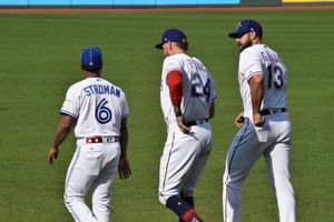 2019 메이저 리그 올스타전을 앞두고 팀 동료 마커스 스트로먼(왼쪽)과 조이 갈로(오른쪽)와 함께 있는 펜스 (텍사스 레인저스)