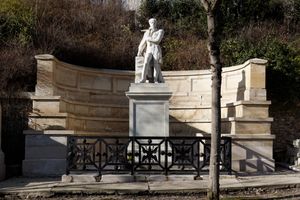 파리 페르 라셰즈 묘지(Père Lachaise Cemetery)에 있는 구비옹 생시르의 묘