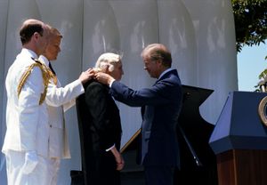 1980년 웰티가 지미 카터 대통령으로부터 대통령 자유훈장을 받는 모습