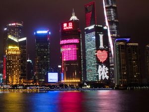 상하이 루자주이에 있는 상하이 시티뱅크 건물 외벽에 선명하게 보이는 상하이 방언 슬로건