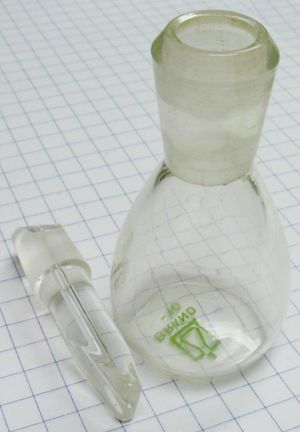 비어 있는 유리 비중병과 마개