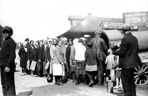 등유를 구하기 위한 줄. 러시아 모스크바, 1920년대