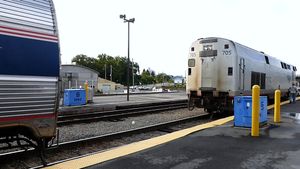 49번 열차가 올바니에서 P32AC-DM 기관차와 분리되어 보스턴발 449번 열차와 연결되기 전에 시카고로 향한다.