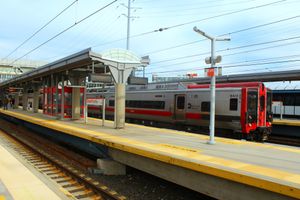 Manhattan행 메트로-노스 철도 열차가 스탬퍼드를 출발하고 있다.