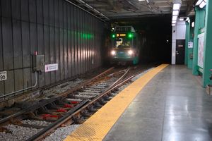 2024년 케네모어 역 루프에서 운행 중인 D선 열차