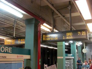 2015년 8월 케니모어 역의 작동 중인 도착 예정 시간 표시판