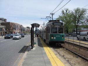 플레젠트 스트리트 역에 정차한 B지선의 열차