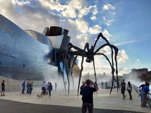 루이즈 부르주아 - 《맘》, 나카야 후지코 - 《안개 조각》