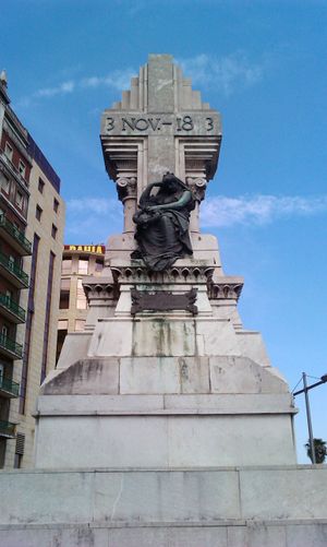 1893년과 1894년 두 차례의 카보 마치차코(Cabo Machichaco) 폭발 사고 희생자들을 기리는 마치차코 광장의 기념비