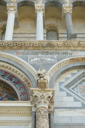 주 출입구 위 오른쪽에 있는 비문이 새겨진 서쪽 파사드의 세부 사항