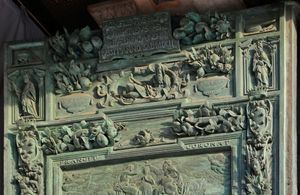 중앙 문의 오른쪽 상단 부분에 있는 라틴어 비문: 그는 1602년에 자신의 비용으로 더욱 웅장하게 재건하도록 명령했다'