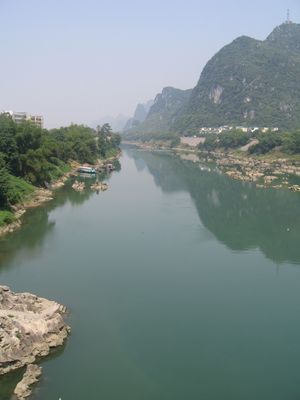 이주(宜州)(Yizhou District, Hechi): 2007년 롱강(Long River)에서 바라본 풍경