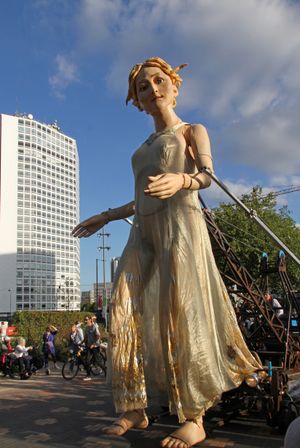 2015년 9월 코번트리 거리를 행진하는 고다이바 부인의 거대 인형