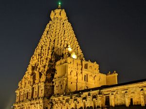 밤의 브리하디스와라 사원 고푸람