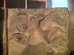 2층 복도 벽 외벽에 새겨진 81가지 춤 자세 중 하나