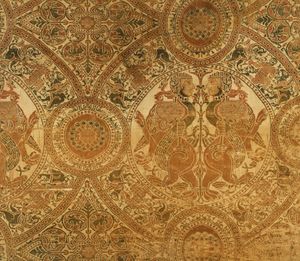 12세기 초 산 페드로 데 오스마의 수의 조각: 사자와 하피 두 마리가 그려져 있으며, 그 주위에는 그리핀을 든 사람들이 있다.