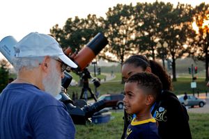 아마추어 천문학 그룹은 종종 대중에게 천문학을 소개하는 활동에 참여한다