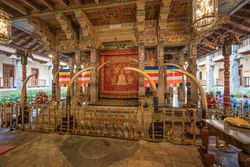 칸디의 치아 사원 내부.