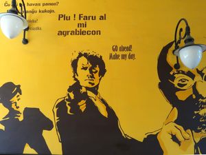 폴란드 바르샤바의 벽화. 이스트우드의 더티 해리 캐릭터를 언급하며 영어와 에스페란토로 된 문구가 적혀 있다.