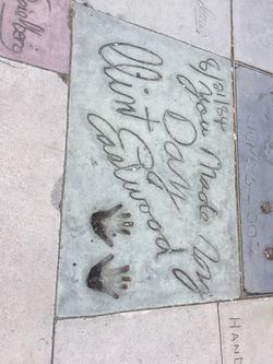 할리우드 명예의 거리에 있는 이스트우드의 서명과 손자국