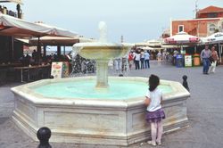 엘레프테리오스 베니젤로스 광장의 분수