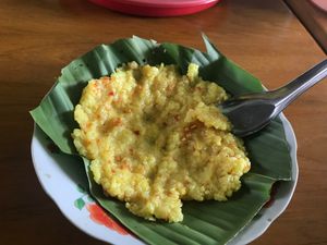 바나나 잎에 마늘 뿌리를 곁들여 제공되는 샨 스타일의 빻은 기름진 밥