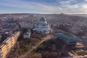 브라차르 고원의 성 사바 성당. 성 사바 대성당은 세계에서 가장 큰 정교회 교회 중 하나로, 1980년대 후반부터 성 사바의 유해가 오스만 제국에 의해 훼손된 장소에 지속적으로 건설되고 있다.