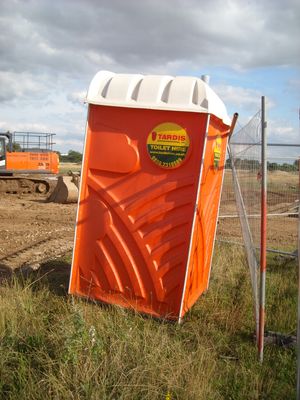 영국의 이동식 화장실 대여 회사는 타디스를 참고한 사례이다.