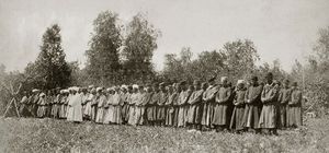 멀다카예보 마을 근처에서 정오 기도를 드리는 바시키르인들. 막심 드미트리예프 촬영, 1890년