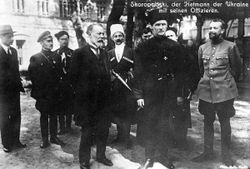우크라이나 국립 정부 각료들과, 앞줄 가운데 군복을 입은 스코로파드스키